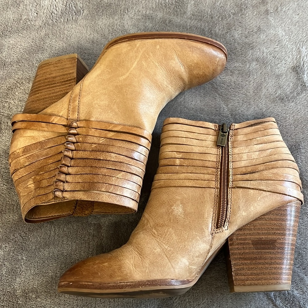 Isola bootie leather upper size 9 brown camel CBUF17 zip on heels